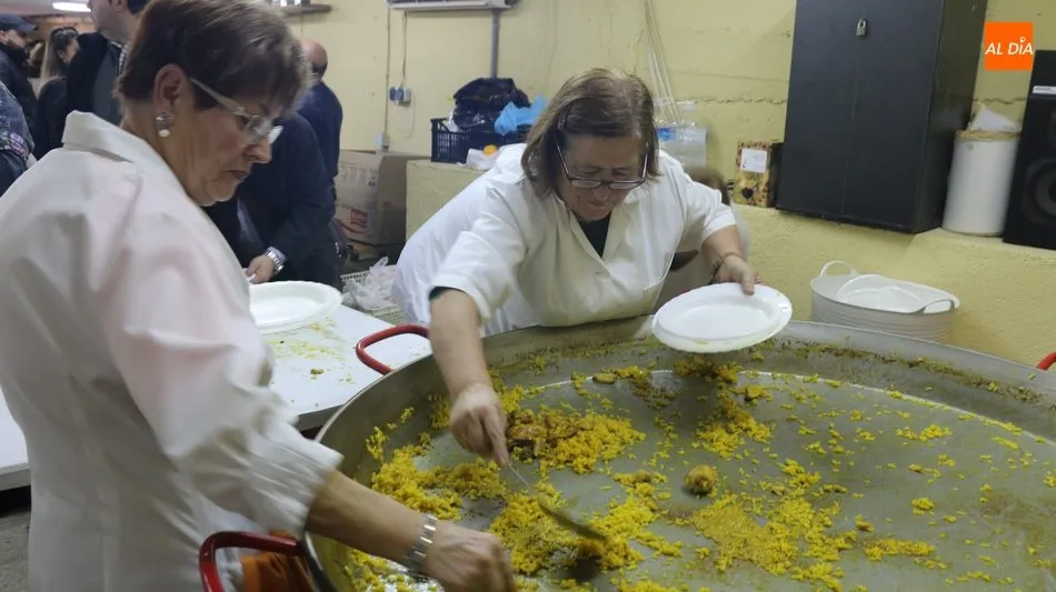 Foto 6 - Navidad solidaria en Aldead&aacute;vila con casi 300 platos de paella  