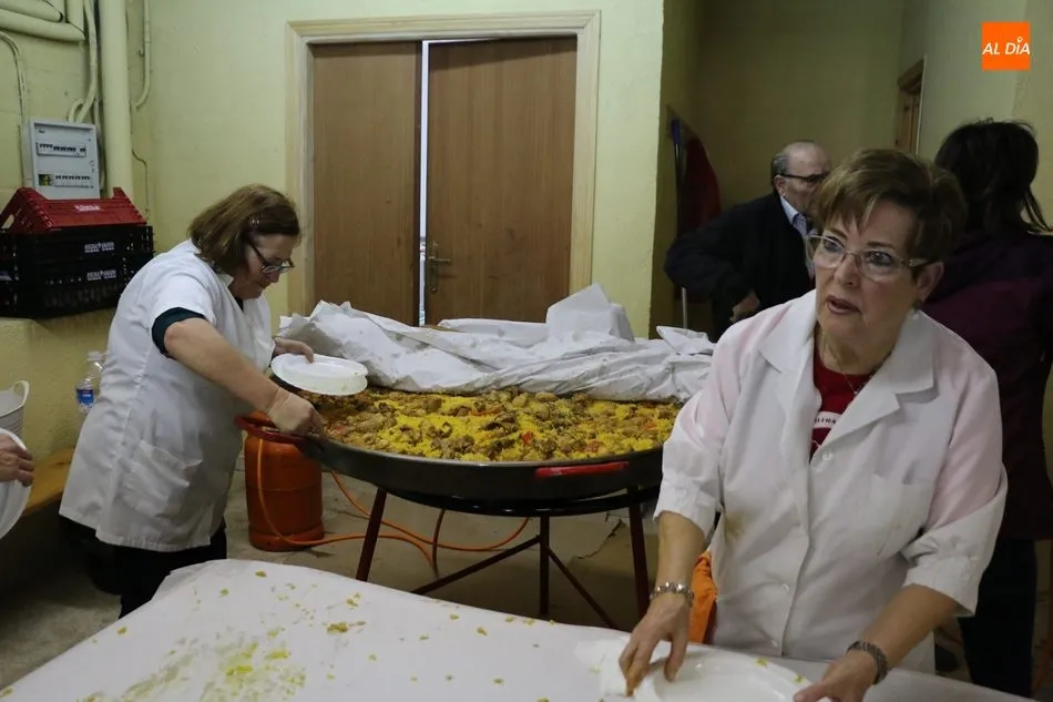 Foto 5 - Navidad solidaria en Aldead&aacute;vila con casi 300 platos de paella  