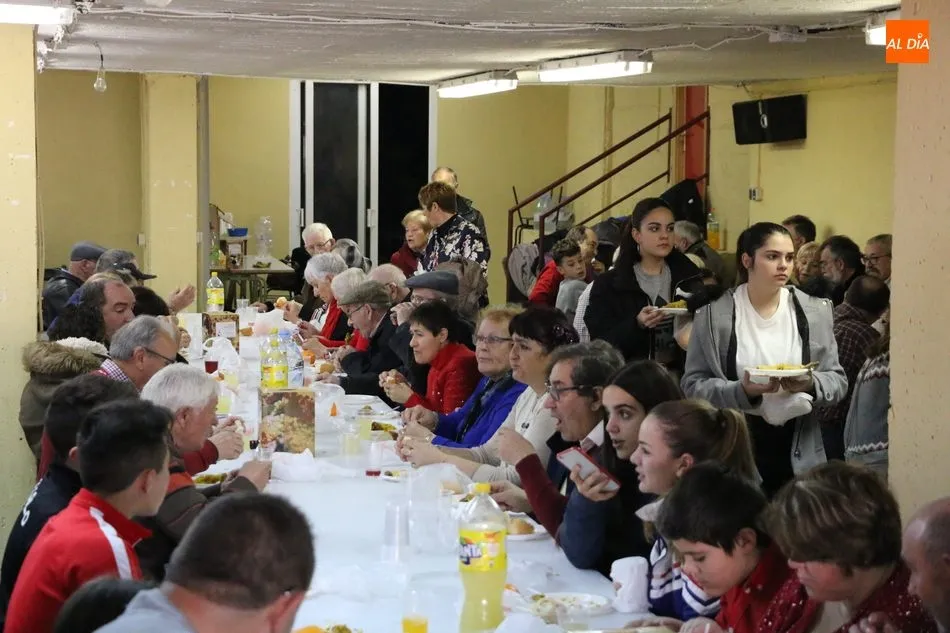 Foto 4 - Navidad solidaria en Aldead&aacute;vila con casi 300 platos de paella  
