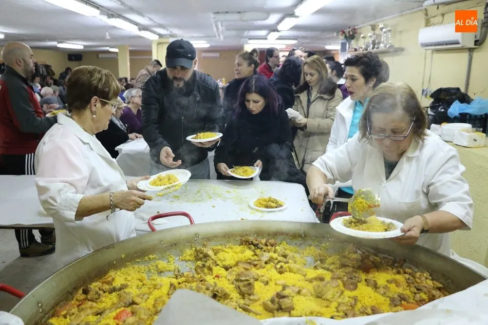 Foto 3 - Navidad solidaria en Aldead&aacute;vila con casi 300 platos de paella  