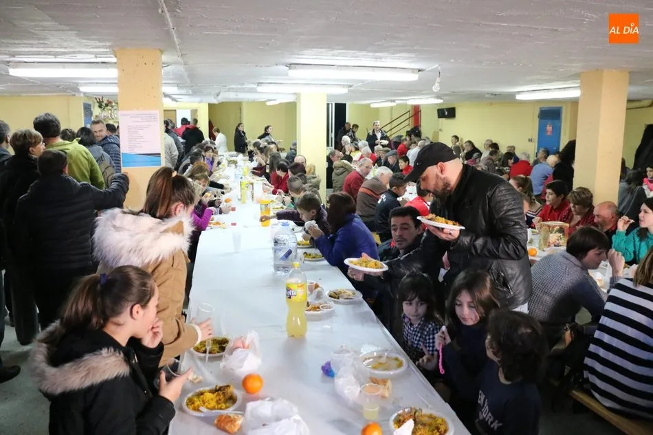 Foto 2 - Navidad solidaria en Aldead&aacute;vila con casi 300 platos de paella  
