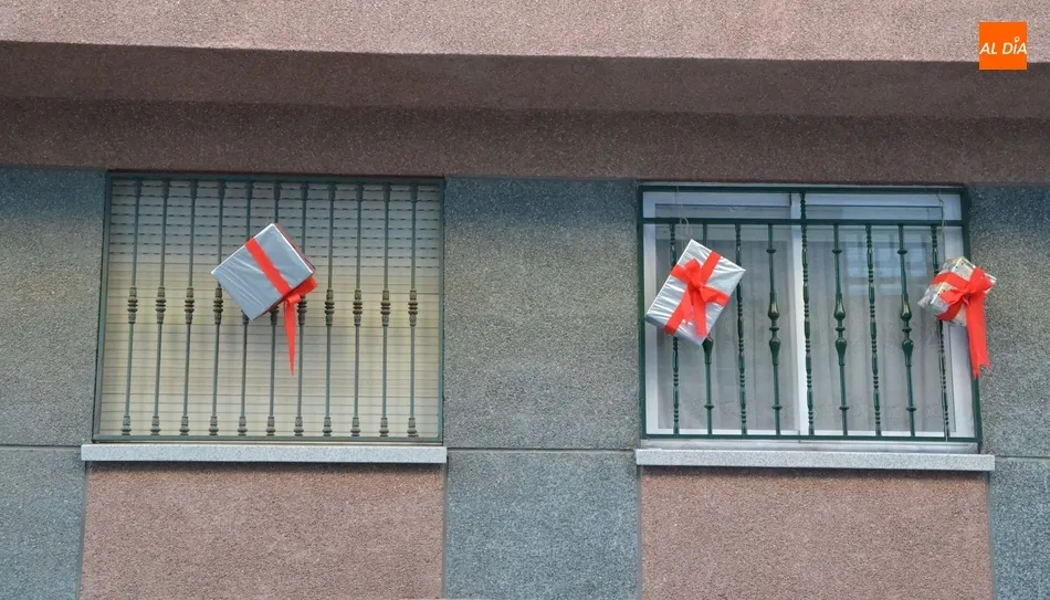 Foto 6 - Vecinos de la calle Guardia Civil le dan un toque navide&ntilde;o a la v&iacute;a  
