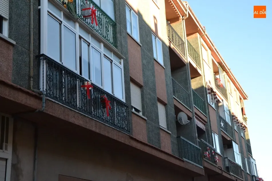 Foto 7 - Vecinos de la calle Guardia Civil le dan un toque navide&ntilde;o a la v&iacute;a  