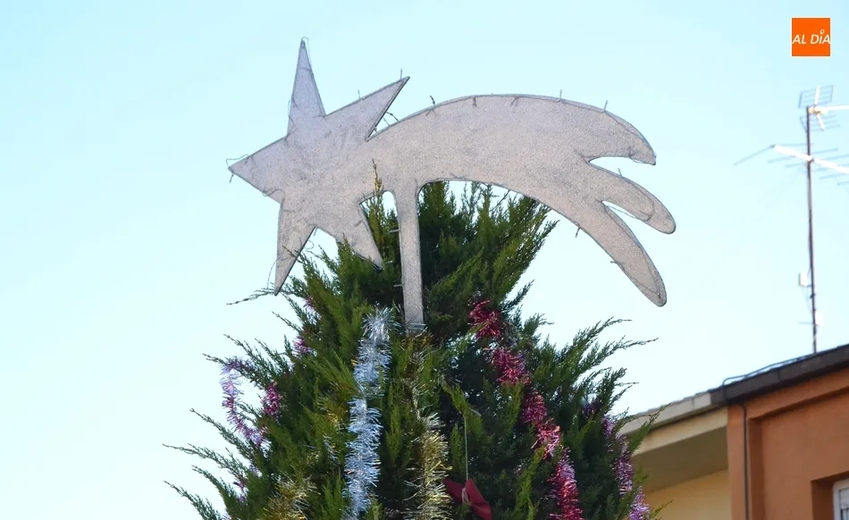 Foto 5 - Vecinos de la calle Guardia Civil le dan un toque navide&ntilde;o a la v&iacute;a  