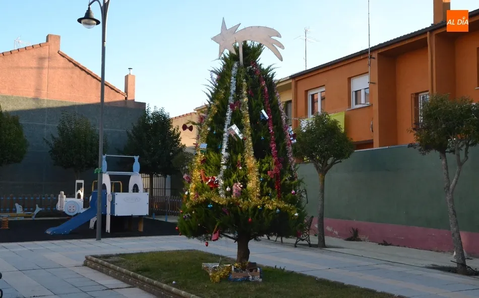 Vecinos de la calle Guardia Civil le dan un toque navideño a la vía  