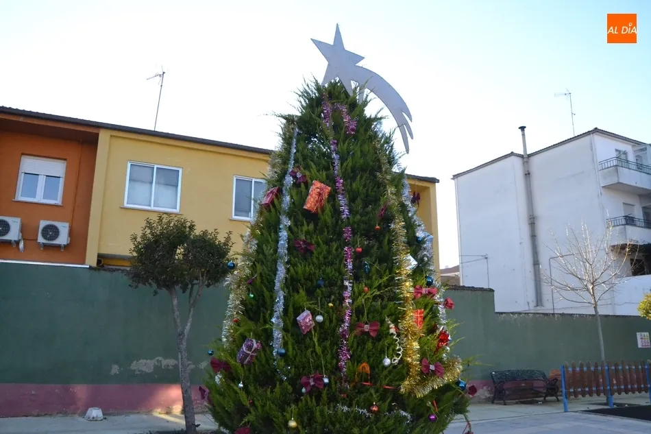 Foto 3 - Vecinos de la calle Guardia Civil le dan un toque navide&ntilde;o a la v&iacute;a  