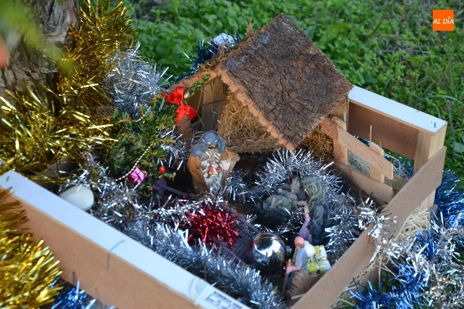 Foto 4 - Vecinos de la calle Guardia Civil le dan un toque navide&ntilde;o a la v&iacute;a  