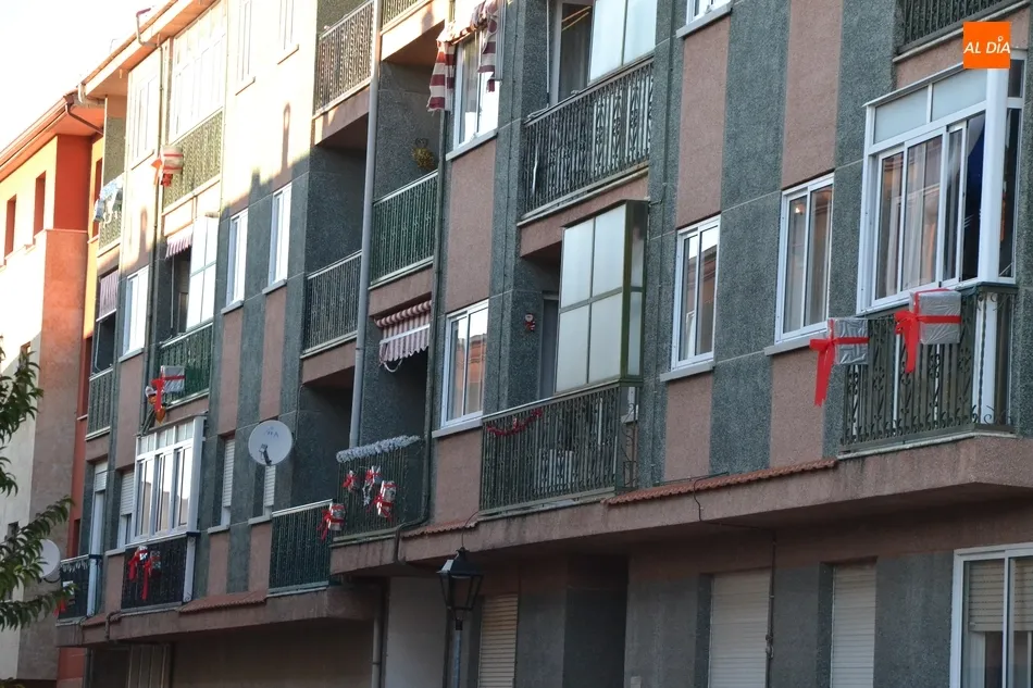 Foto 2 - Vecinos de la calle Guardia Civil le dan un toque navide&ntilde;o a la v&iacute;a  