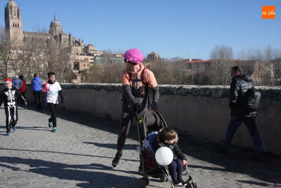 Foto 10 - Gran ambiente en el Puente Romano con el paso de la San Silvestre Salmantina 2018 
