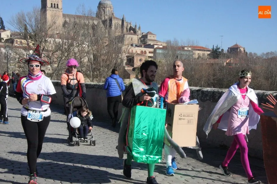 Foto 9 - Gran ambiente en el Puente Romano con el paso de la San Silvestre Salmantina 2018 