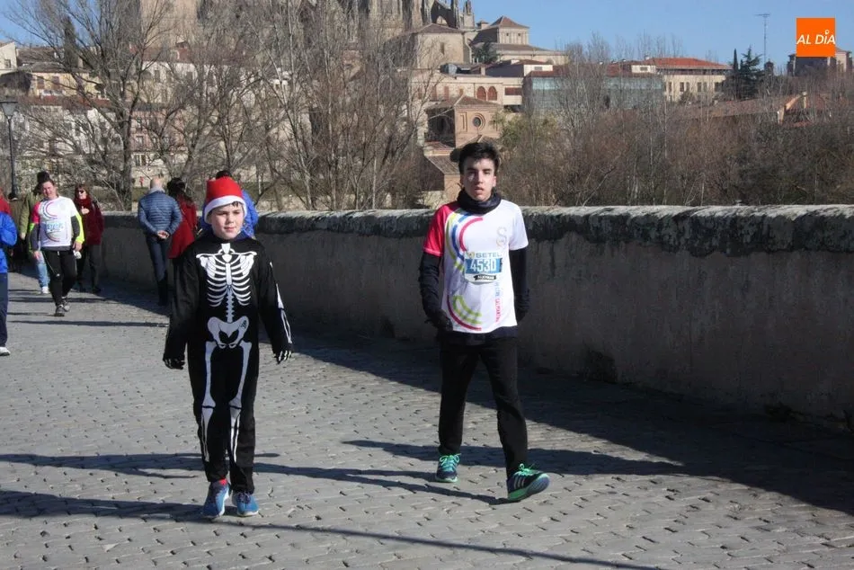 Foto 8 - Gran ambiente en el Puente Romano con el paso de la San Silvestre Salmantina 2018 