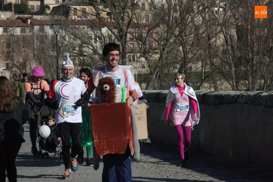 Foto 6 - Gran ambiente en el Puente Romano con el paso de la San Silvestre Salmantina 2018 