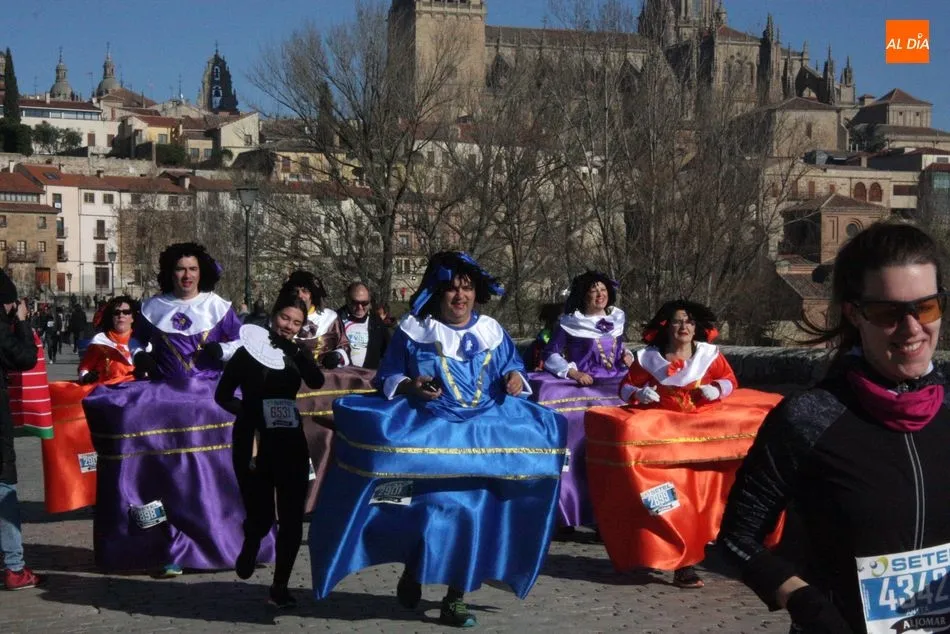 Foto 5 - Gran ambiente en el Puente Romano con el paso de la San Silvestre Salmantina 2018 