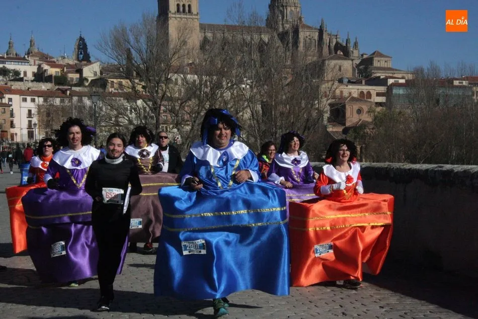 Foto 4 - Gran ambiente en el Puente Romano con el paso de la San Silvestre Salmantina 2018 