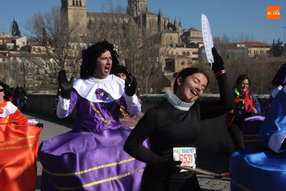 Gran ambiente en el Puente Romano con el paso de la San Silvestre Salmantina 2018 