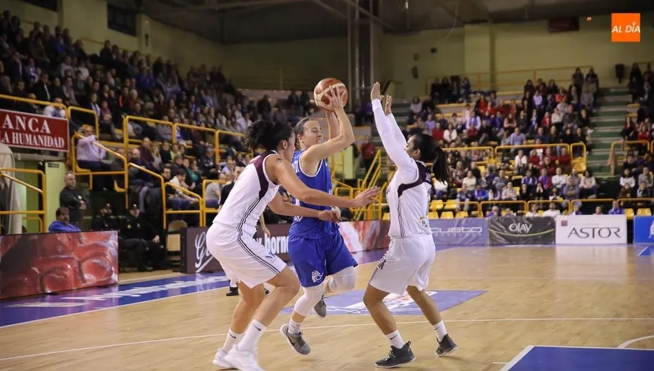 Asurmendi intenta tirar ante la oposición de dos rivales