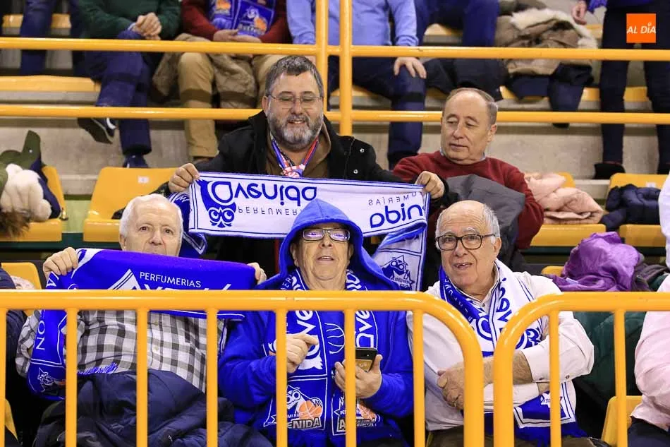 Foto 9 - El Perfumer&iacute;as Avenida cumple, arrolla al Sant Adri&aacute; y termina el a&ntilde;o ganando (79-54)