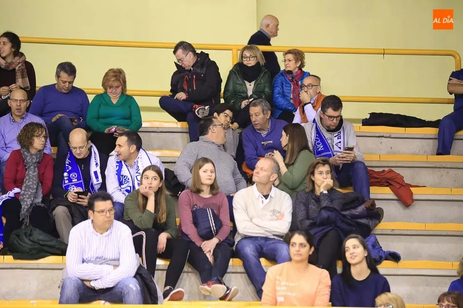 Foto 5 - El Perfumer&iacute;as Avenida cumple, arrolla al Sant Adri&aacute; y termina el a&ntilde;o ganando (79-54)
