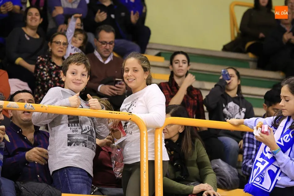 Foto 7 - El Perfumer&iacute;as Avenida cumple, arrolla al Sant Adri&aacute; y termina el a&ntilde;o ganando (79-54)