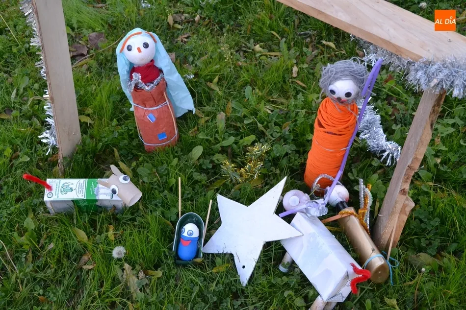 Un belén callejero hecho con materiales reciclados luce en el entorno de la Iglesia de San...