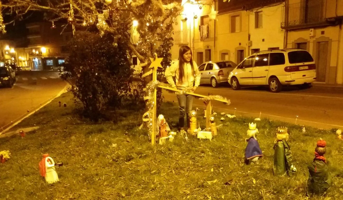 Foto 4 - Un bel&eacute;n callejero hecho con materiales reciclados luce en el entorno de la Iglesia de San...