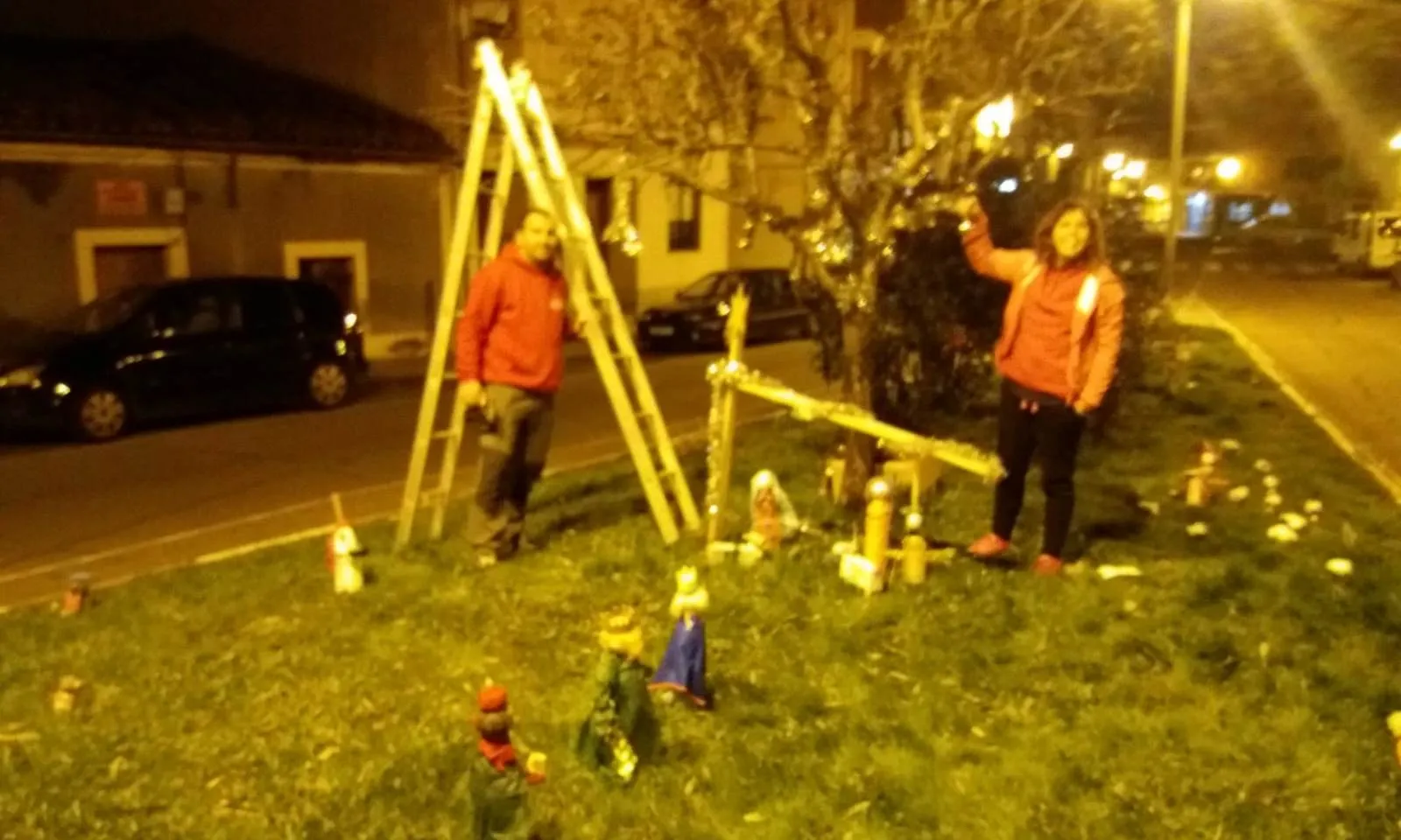 Foto 2 - Un bel&eacute;n callejero hecho con materiales reciclados luce en el entorno de la Iglesia de San...