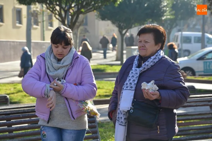 Foto 10 - Asecal se congrega en la plaza del barrio Vidal para una entrada triunfal al 2019  