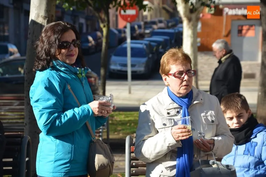 Foto 2 - Asecal se congrega en la plaza del barrio Vidal para una entrada triunfal al 2019  