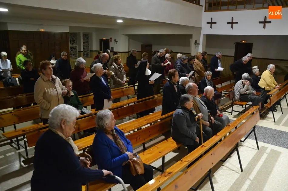 Foto 5 - Una concurrida Vigilia de la Adoraci&oacute;n Nocturna, &uacute;ltimo acto del a&ntilde;o en Ciudad Rodrigo  