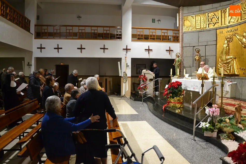 Foto 4 - Una concurrida Vigilia de la Adoraci&oacute;n Nocturna, &uacute;ltimo acto del a&ntilde;o en Ciudad Rodrigo  