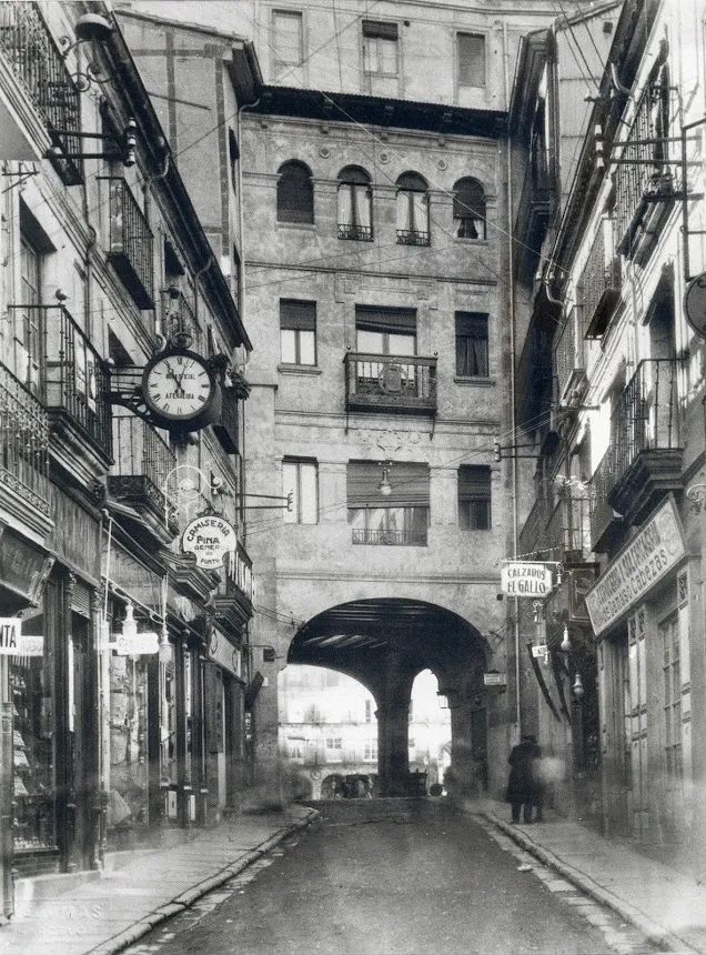 Foto 5 - La calle Toro, que antes fue la de los Herreros, el Doctor Riesco y el General&iacute;simo Franco