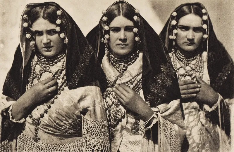 Foto 2 - Charras y mozos de Aldead&aacute;vila en los 60