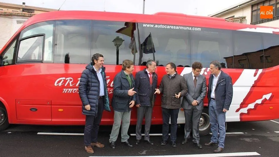 Representantes de la Junta y de los ayuntamientos de Castellanos de Moriscos y Moriscos, en la presentación de las nuevas rutas del transporte metropolitano
