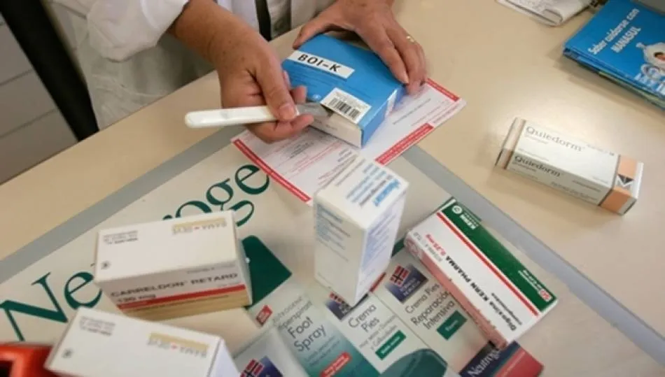 Una farmacéutica dispensando un medicamento