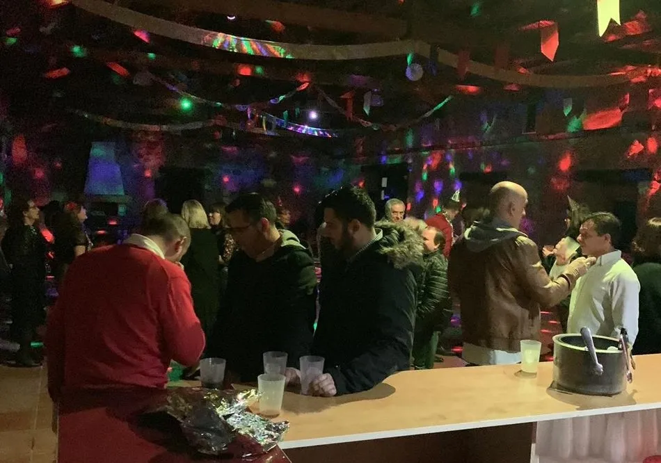 Foto 10 - En Cip&eacute;rez celebran la entrada en el A&ntilde;o Nuevo con una gran fiesta en el multiusos  