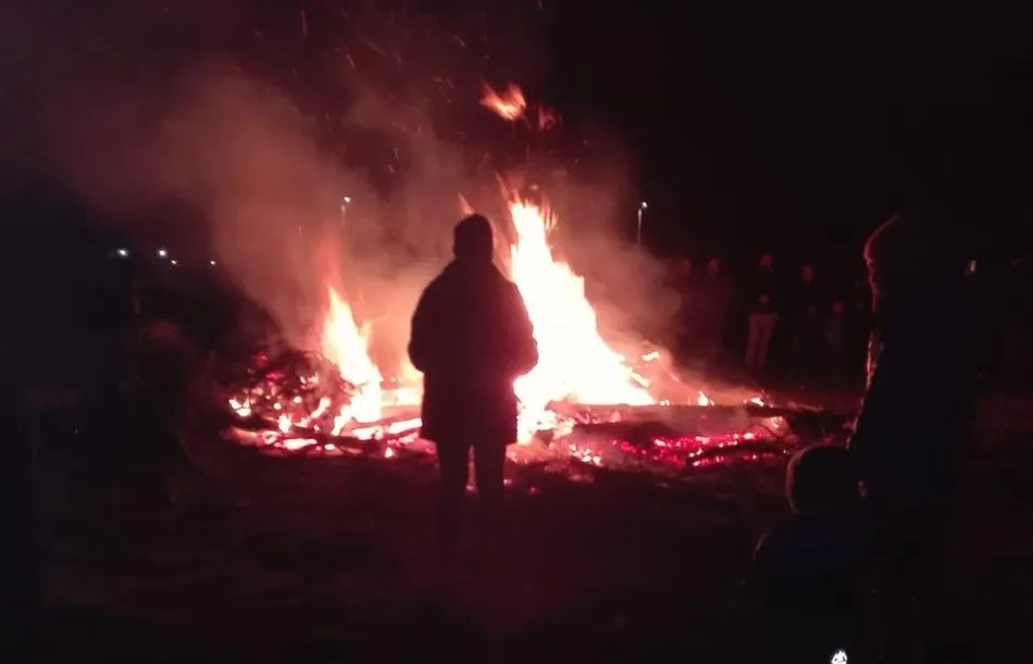 Foto 4 - Trabanca mantiene la tradici&oacute;n de la quema de bolagas para despedir el a&ntilde;o  