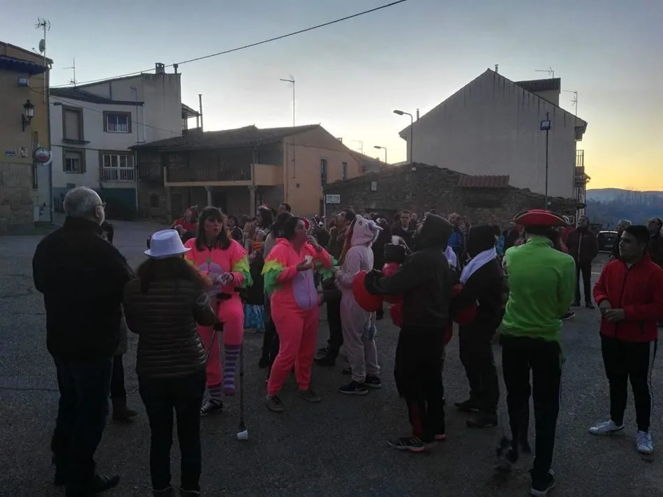 Foto 3 - Divertido pasacalles de disfraces para celebrar el fin de a&ntilde;o en Mieza  