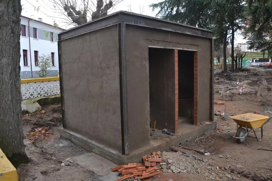 Imagen de la construcción del nuevo edificio de urinarios del Parque de La Florida