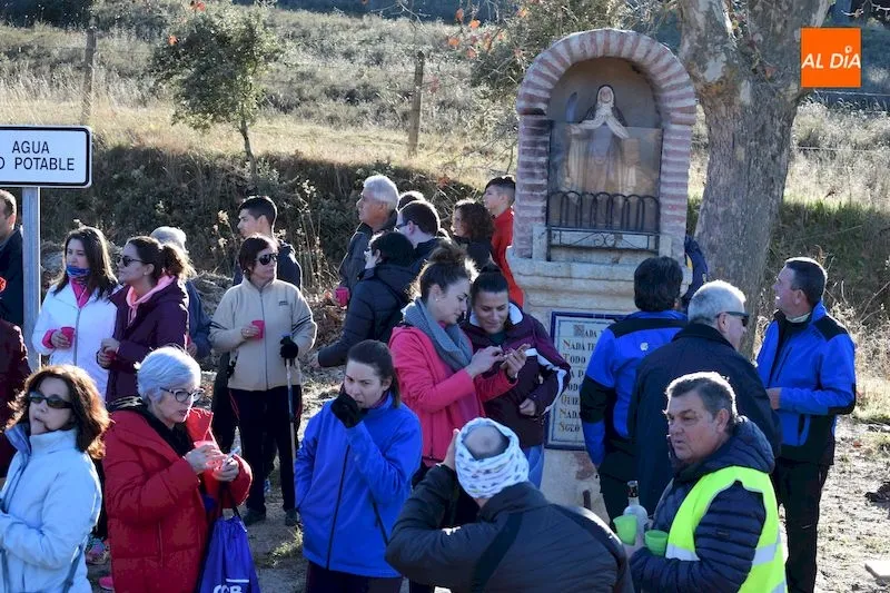 Un centenar de albenses peregrinan a la fuente de Santa Teresa en el último día del año