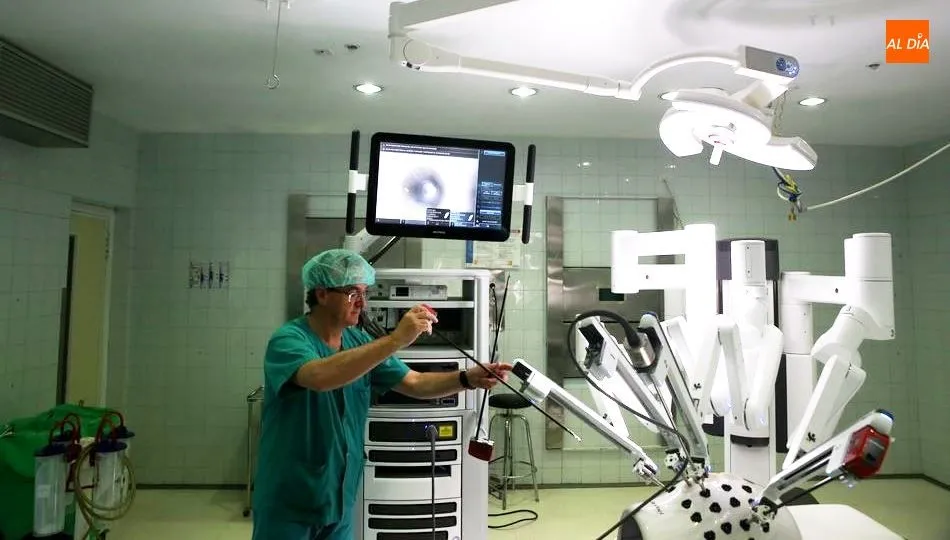 El doctor Marcelo Jiménez realiza una demostración con el robot Da Vinci en el Clínico de Salamanca. Foto Alberto Martín