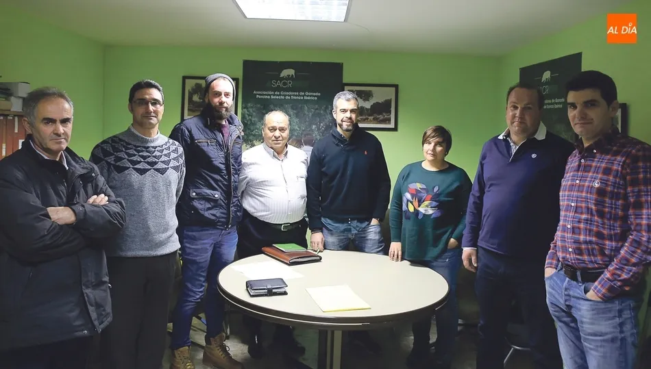 Nueva junta directiva de Asacriber y que preside Pedro Díaz / ALBERTO MARTÍN