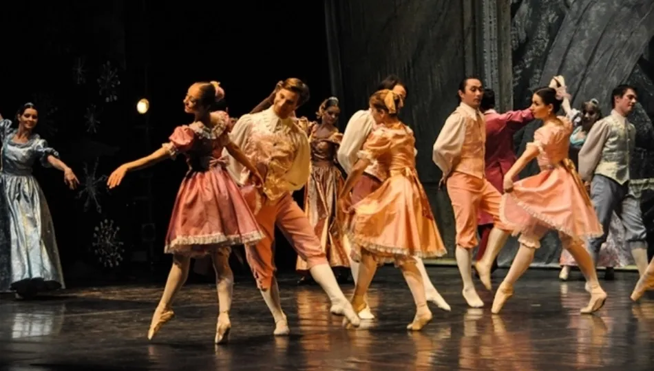 La vistosidad de su escenografía y vestuario, la magia de su historia, sus imaginativos personajes y la música universal de Tchaikovsky han convertido El Cascanueces en un clásico de las Navidades