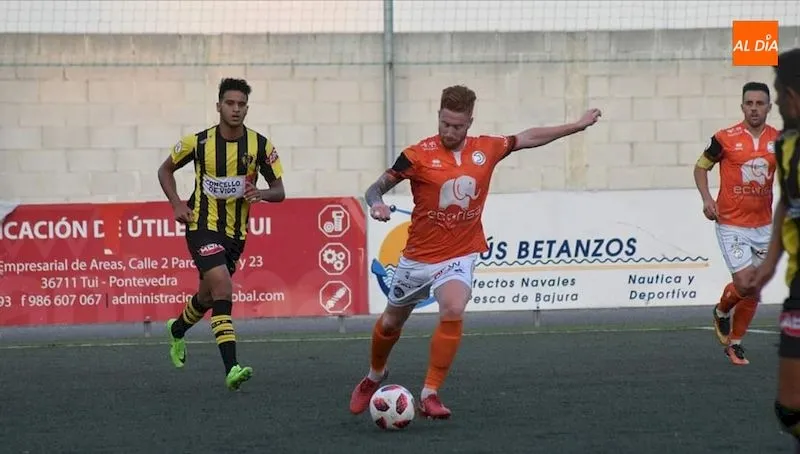 Peli golpea el balón en el partido de Copa del Rey frente al Rápido de Bouzas