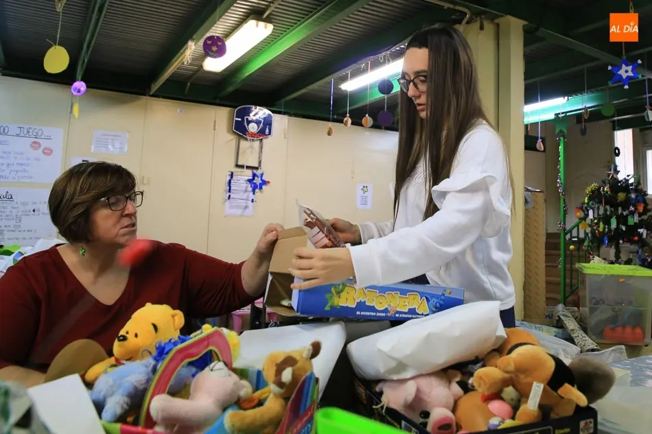 En la sede de Asecal, en el barrio Vidal, estos días la campaña de navidad y la recogida de juguetes son las protagonistas. Fotos: Alberto Martín
