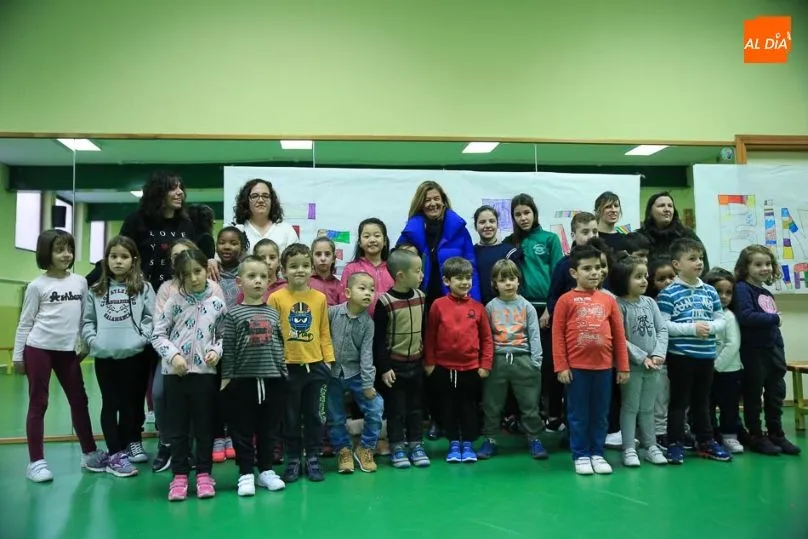 La concejala ha visitado a los menores que participan en el programa que se desarrolla en Miraltormes. Fotos: Alberto Martín