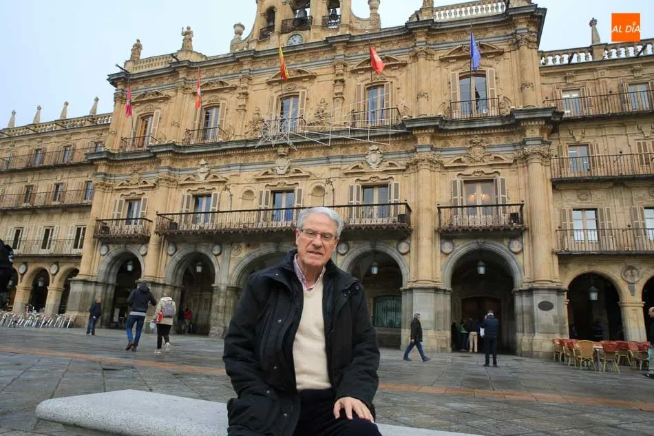Jesús Málaga, exalcalde de Salamanca, en la Plaza Mayor. Fotos: Alberto Martín