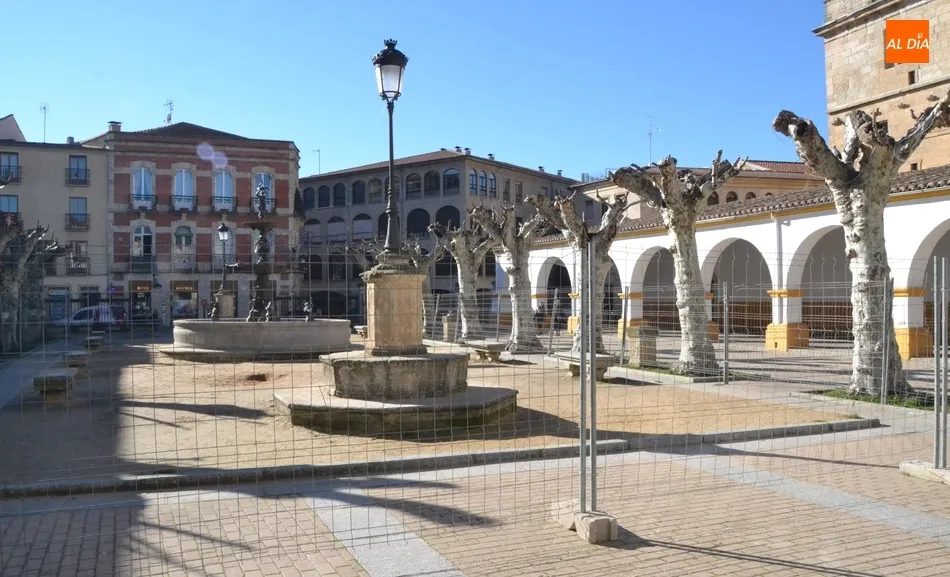 Foto 3 - Vallada la zona central de la Plazuela del Buen Alcalde para comenzar a retirar la arena  