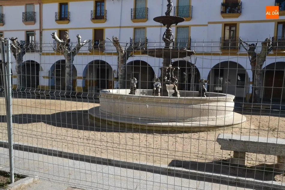 Foto 6 - Vallada la zona central de la Plazuela del Buen Alcalde para comenzar a retirar la arena  