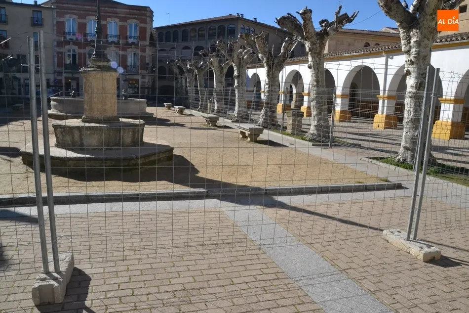 Vallada la zona central de la Plazuela del Buen Alcalde para comenzar a retirar la arena  