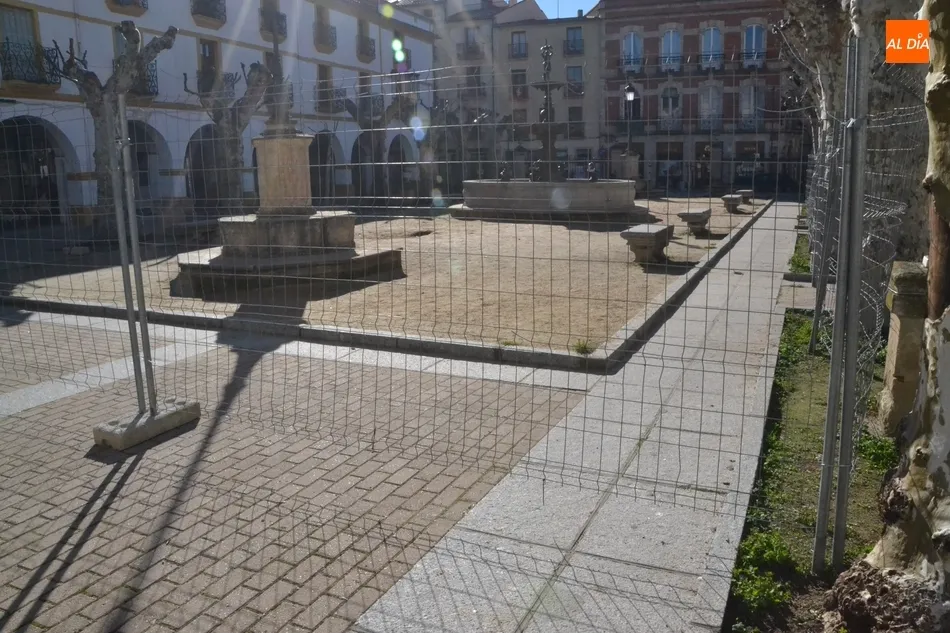 Foto 5 - Vallada la zona central de la Plazuela del Buen Alcalde para comenzar a retirar la arena  